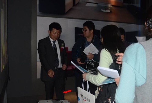 领略“科技+文化”魅力 雅图投影秀亮光博会