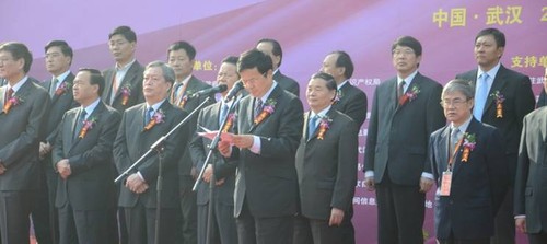 领略“科技+文化”魅力 雅图投影秀亮光博会