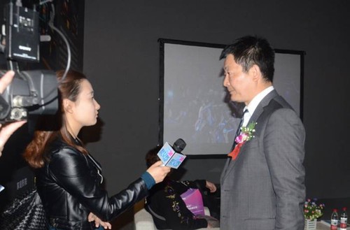 领略“科技+文化”魅力 雅图投影秀亮光博会