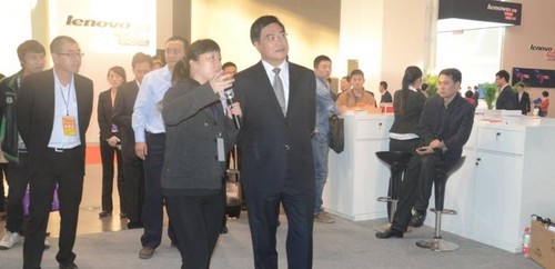 领略“科技+文化”魅力 雅图投影秀亮光博会