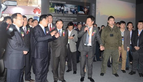 领略“科技+文化”魅力 雅图投影秀亮光博会
