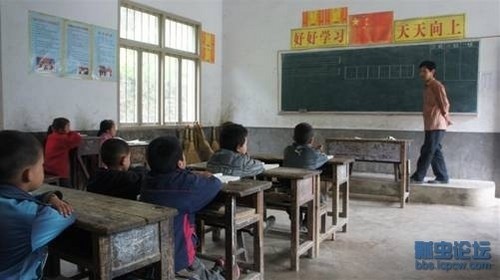 "科技之光点亮未来" 苗寨孩子的电脑梦 