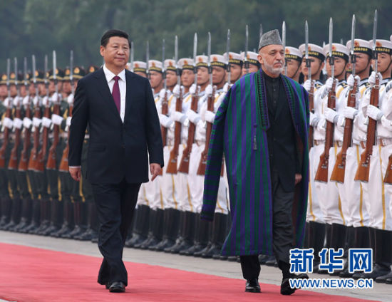 9月27日,国家主席习近平在北京人民大会堂同阿富汗总统卡尔扎伊举行会谈。会谈前,习近平在人民大会堂东门外广场为卡尔扎伊举行欢迎仪式。 新华社记者 庞兴雷 摄 9月27日,国家主席习近平在北京人民大会堂同阿富汗总统卡尔扎伊举行会谈。会谈前,习近平在人民大会堂东门外广场为卡尔扎伊举行欢迎仪式。 新华社记者 庞兴雷 摄