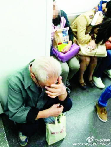 七旬老人乘地铁无人让座蹲4站路年轻人装睡（图）
