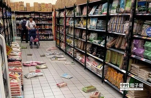 图片说明：10月31日晚间，台湾花莲瑞穗发生6.3地震，台北地区震度达3级，新北市新店1间大卖场货架上的物品禁不起摇晃，掉落地上，民众虚惊一场。 台湾中时电子报图