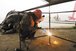 ■工地上，工人焊接钢筋。 