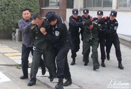 山东临沂假军官被警方抓获吓尿裤子