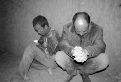 陕西两盗墓贼被困墓室25小时 报警求救(图)