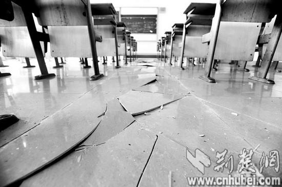 武汉一高校教室上课时地砖突然开裂 现6米裂缝