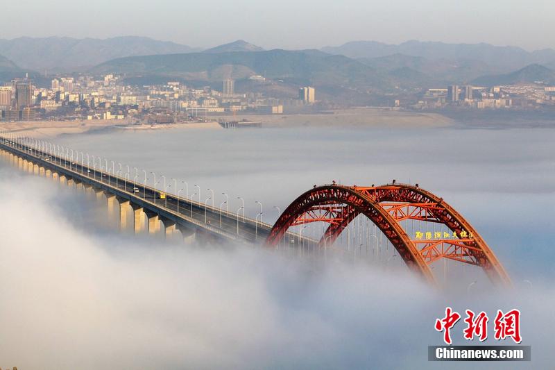 大雾笼罩湖北郧阳汉江大桥 车辆如同穿越仙境