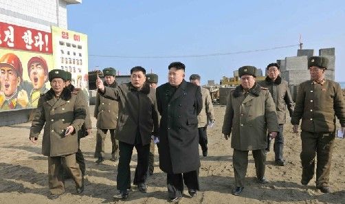 金正恩视察朝鲜人民军水产建设工地。
