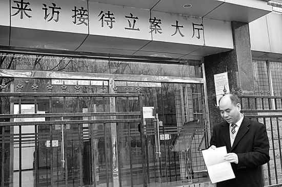 李贵欣来到石家庄市裕华区人民法院申请立案。