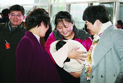 江苏团女代表怀抱满月宝宝参加两会（图）