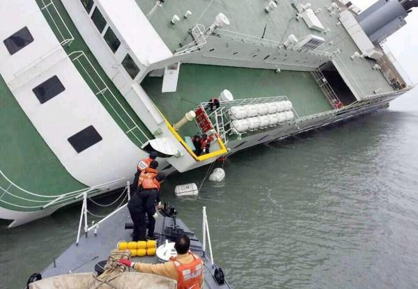 韩客轮沉没：22岁女乘务员为帮他人逃生遇难