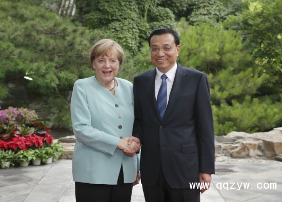 德国总理默克尔6日晚刚从成都飞抵北京就前往钓鱼台国宾馆与李克强总理会面。中新网 记者 刘震 摄
