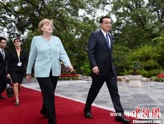德国总理默克尔6日晚刚从成都飞抵北京就前往钓鱼台国宾馆与李克强总理会面。中新网 记者 刘震 摄