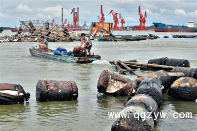 昨日，广西钦州渔民在抢修被台风破坏的渔排。 新华社记者 周华 摄