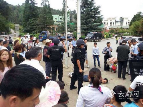 云南昆明一男子开越野车冲撞路人造成数人受伤