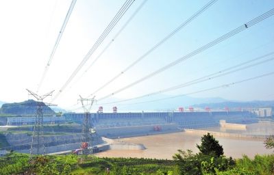 7月26日在湖北省宜昌市夷陵区拍摄的三峡大坝及三峡右岸电站外送输电线路。　新华社发
