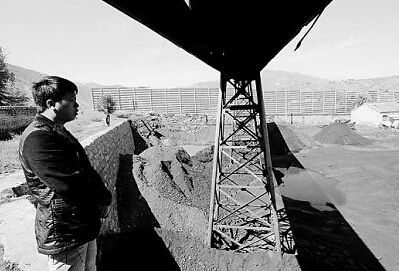  山西朔州一家由温州人黄某投资的煤矿已经停产。望着冷冷清清的煤场，黄某不断叹气。  图片来源：浙江在线