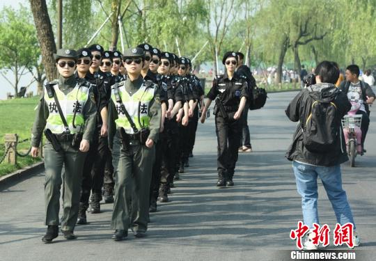 图为西湖景区行政执法局G20女子巡逻队。 龙巍 摄