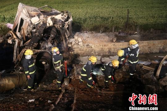 明火扑灭后，消防官兵用土掩埋现场残余液体 苏晓杰 摄