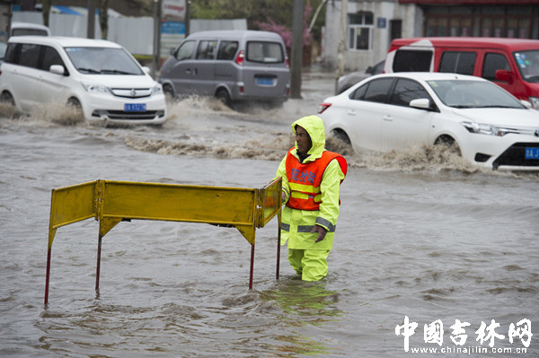 大雨中，设置路障提醒过往车辆