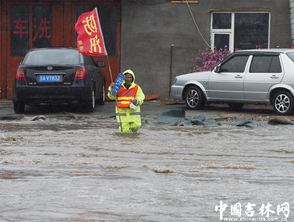 积水中，他们不时为他人捞起掉落的车牌