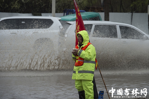 坚守岗位，大雨中几个包子当午饭