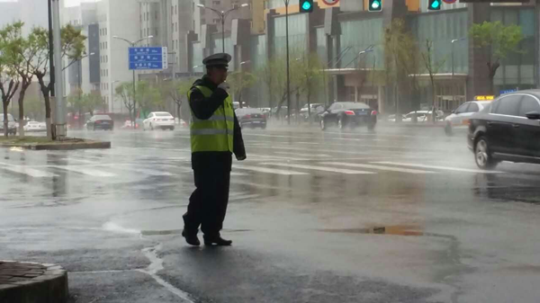 自由大路与亚泰大街交会处交警正在执勤