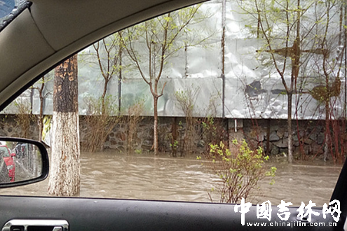 突降大雨导致非机动车道被水淹没，无法通行