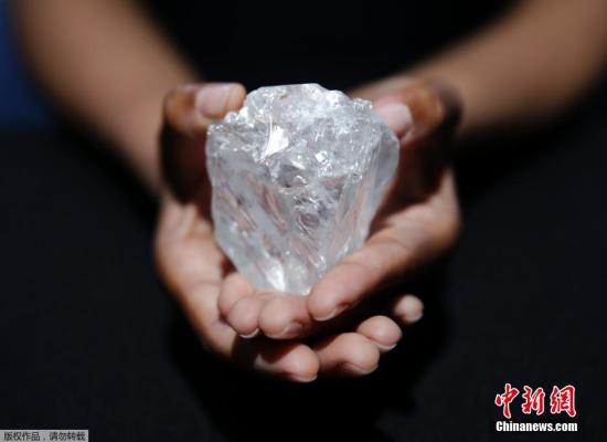 苏富比拍卖公司介绍，这块钻石的拍卖价将超过4.5亿元人民币。