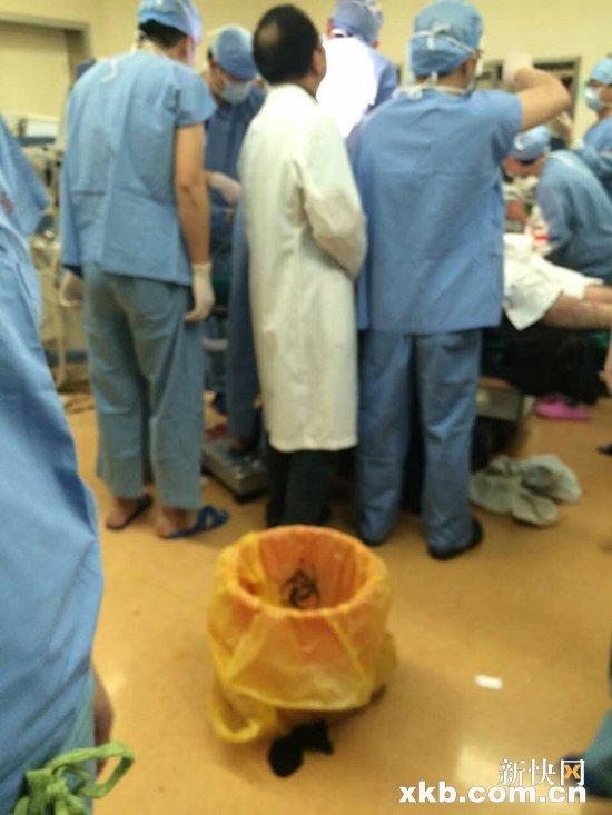 退休医生被曾经患者砍30刀重伤砍人者事后跳楼