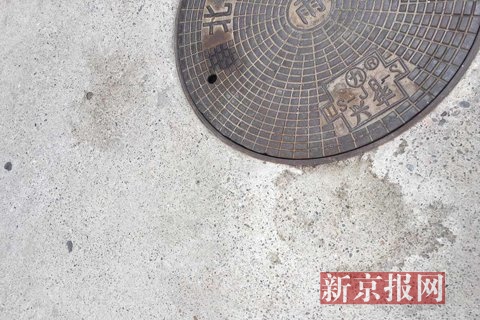 地上留有未完全清理干净的血迹。新京报记者王嘉宁摄