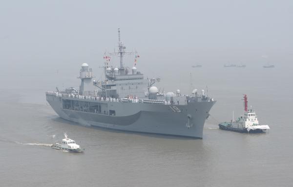 5月6日下午，美国海军“兰岭”号两栖指挥舰在陪访舰西安舰的引导下，驶抵上海吴淞某军港。 本文图片均来自澎湃新闻记者赵昀