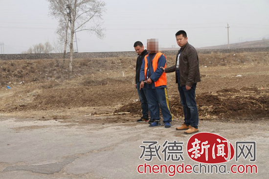 4月7日，刑警大队副大队长庄建民（右一）带犯罪嫌疑人胡某（中间）进行现场辨认.png
