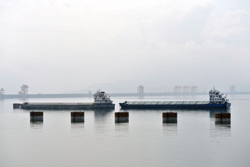 资料图片：船舶停靠在三峡大坝坝前水域等待过闸。