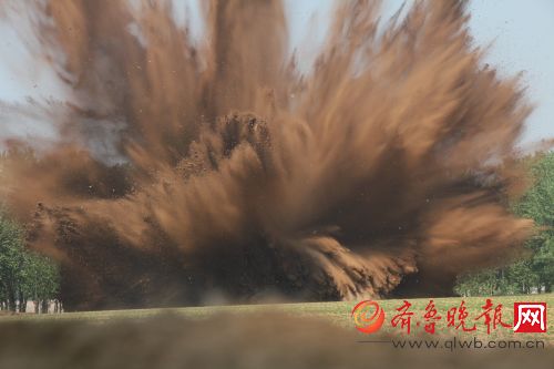 航弹被引爆后,现场腾起一片黄沙,场面惊人