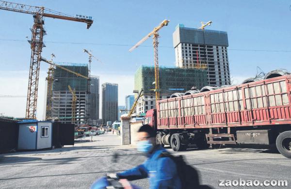 北京市通州区将升级为北京市行政副中心，在该市“十三五”规划下，市属行政事业单位将在明年底前启动搬迁，远期将带动约40万人疏解至通州。图为通州正在兴建的商业楼盘。（中新社）