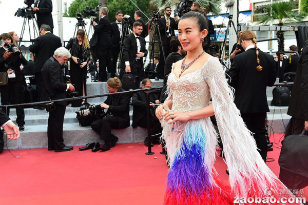  中国大陆女星赵尔玲穿凤凰装压轴走红毯，意外抢尽话题。（图／摘自腾讯娱乐）