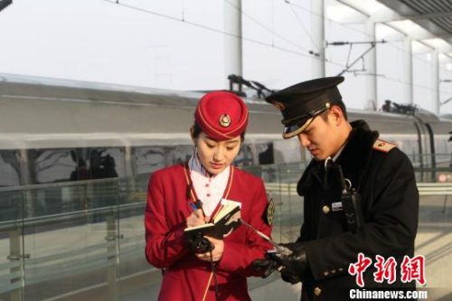 2015年12月28日，从天津西站首发的G6271次高铁列车一小时抵达保定。 张道正 摄