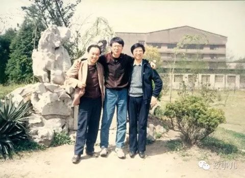 青年王沪宁(右一)