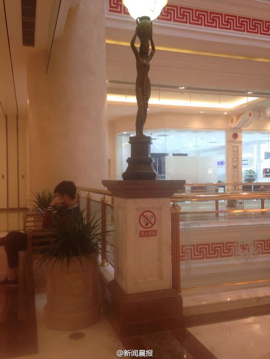 上海赤坂亭环球港店员工餐厅内抽烟辱骂孕妇