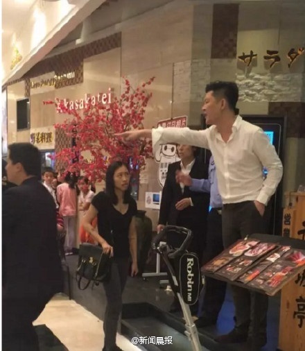 上海赤坂亭环球港店员工餐厅内抽烟辱骂孕妇