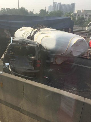 上午8时的事发现场。网友供图