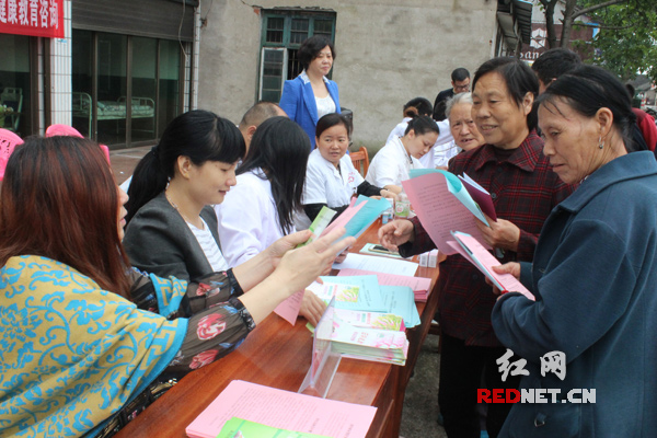 医护人员将保健资料发送给群众