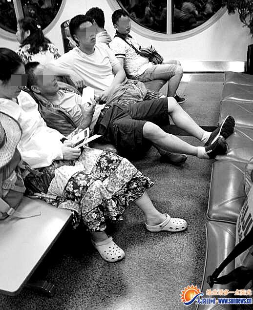 男子在机场脱鞋睡觉 小伙怒将其鞋子扔掉[doge]