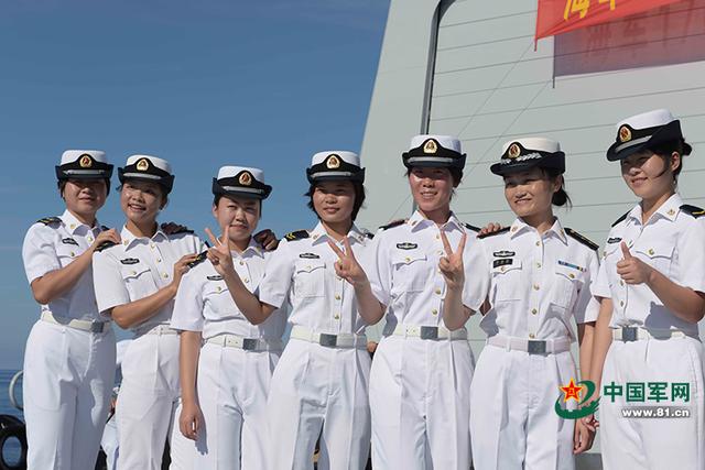 中国女兵驾神盾舰驱离闯领海军舰迫使对方无法靠近