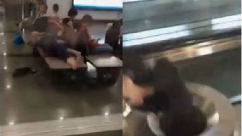 视频最后，男子愤怒地将一名熟睡中的中年乘客脱下的鞋子扔进了垃圾桶。(图片来源：英国广播公司网站)