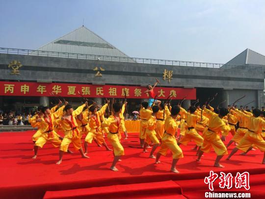 36名少年表演《长弓舞》，颂扬挥公发明弓矢、造福后人的旷世功勋。 李铁锤摄